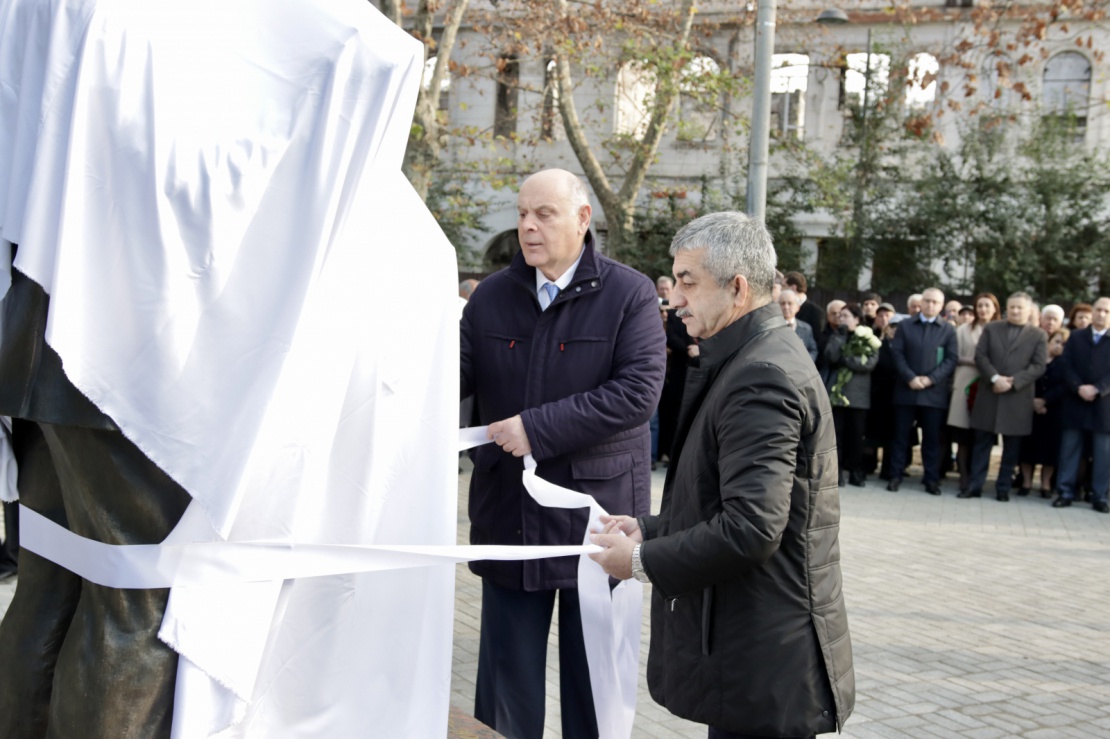В столице Абхазии открыли памятник Тарасу Шамбе