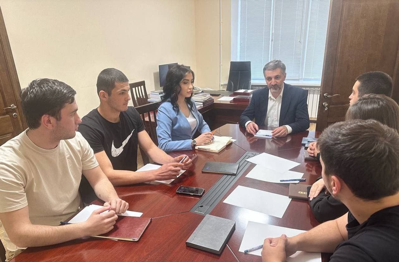 Молодежный актив АНО «Алашара» встретился с сотрудниками Миннаца КЧР